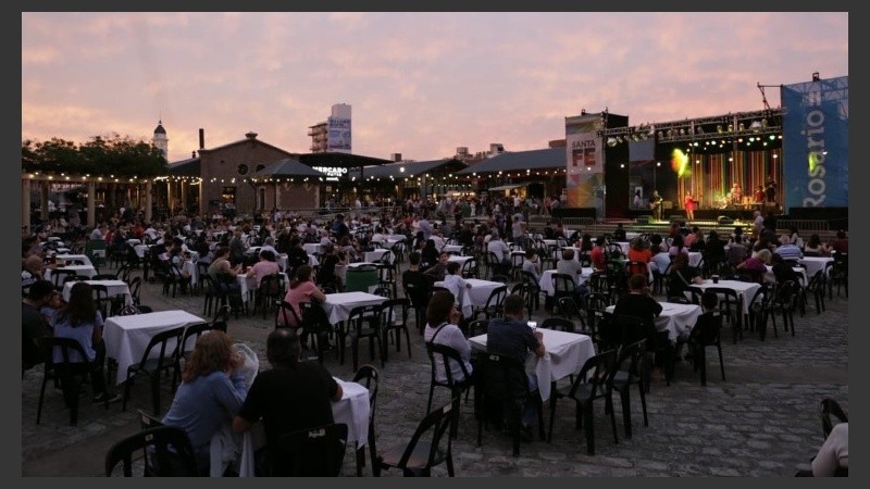Los festejos en la pérgola del mercado.