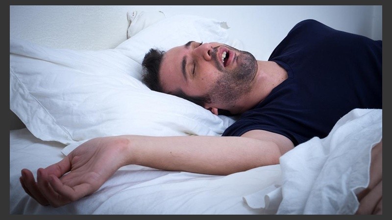 El dormir boca arriba ayuda a evitar la acidez y el reflujo.