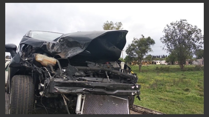 Los rastros del violento choque en la autopista. 