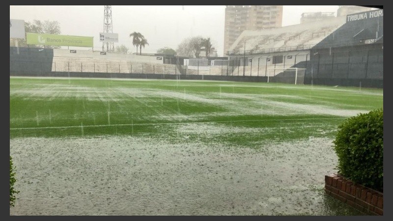 Así estaba la cancha de Quilmes pasado el mediodía.