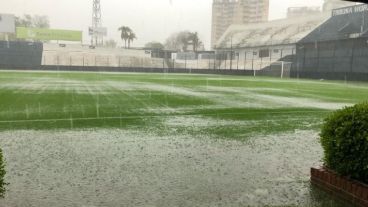 Así estaba la cancha de Quilmes pasado el mediodía.