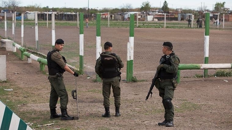 Gendarmes recorren el club Amistad de Rosario.