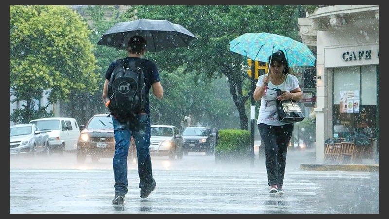 Se espera que las tormentas se mantengan durante la jornada.
