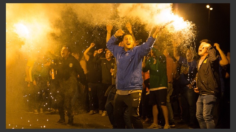 El festejo de los hinchas de Central tras la victoria de Di Pollina.