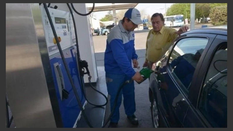 Cargar nafta, cada vez más caro. 