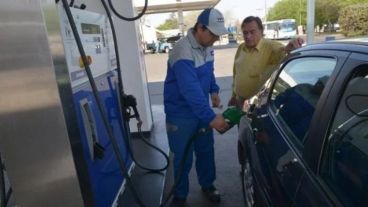 Cargar nafta, cada vez más caro.