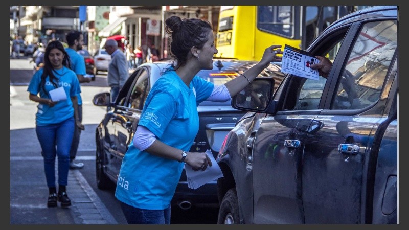 La multa estacionar en doble fila oscila entre los $1.020 y los $3.060.