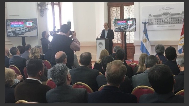 Saglione junto a intendentes y jefes comunales.