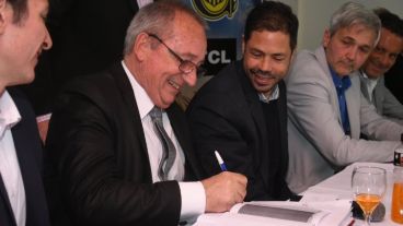 Broglia firma el traspaso de mando a Di Pollina.