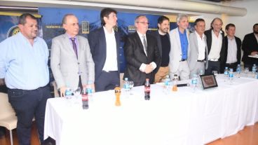 Los salientes y entrantes dirigentes de Central, todos juntos.