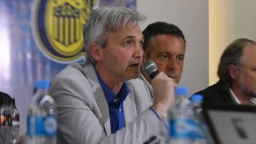 Ricardo Carloni, que sigue en la dirigencia, dando su discurso.