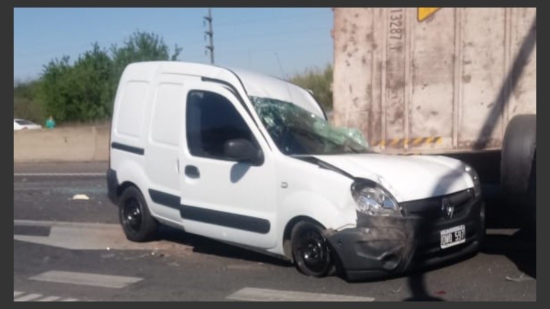 Otros vehículos fueron colisionados por el camión.