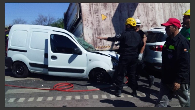 Otros vehículos fueron colisionados por el camión.