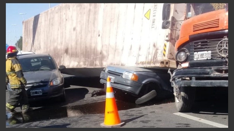 El Ford Escort fue aplastado por el camión.