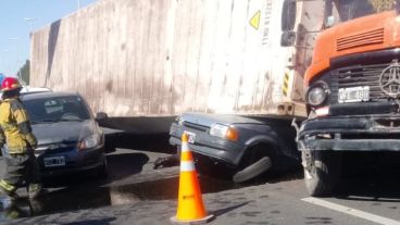 El Ford Escort fue aplastado por el camión.