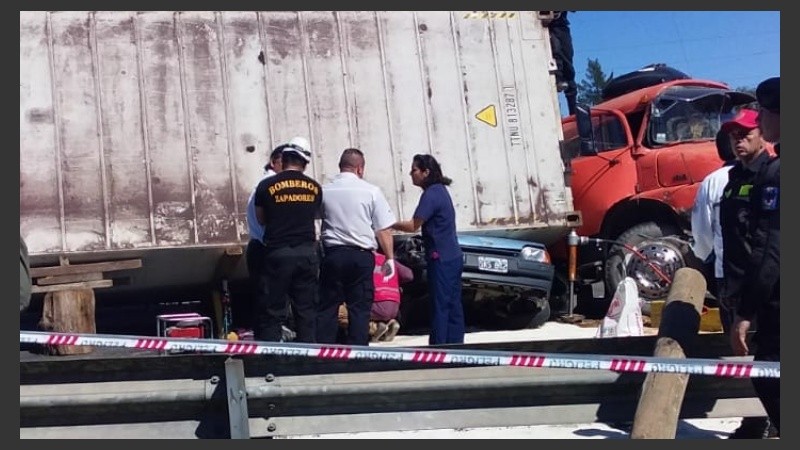 El Ford Escort fue aplastado por el camión.