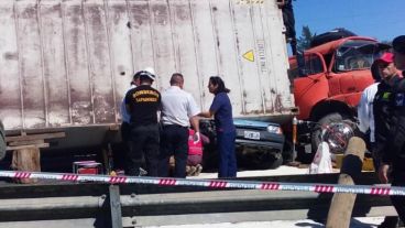 El Ford Escort fue aplastado por el camión.