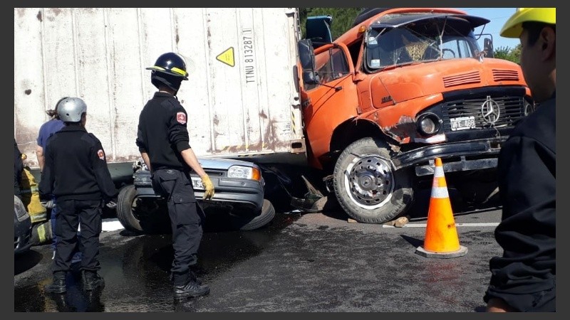 El Ford Escort fue aplastado por el camión.