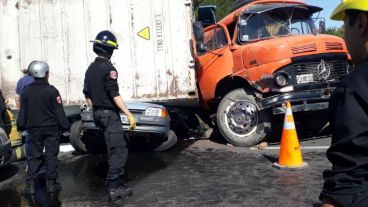 El Ford Escort fue aplastado por el camión.