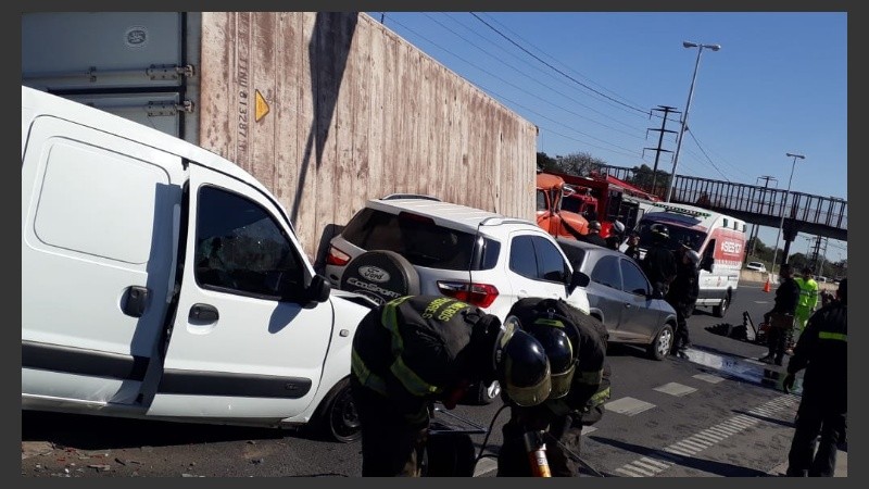 Así quedaron dos vehículos afectados.