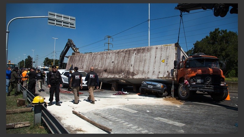 El Ford Escort fue aplastado por el camión.