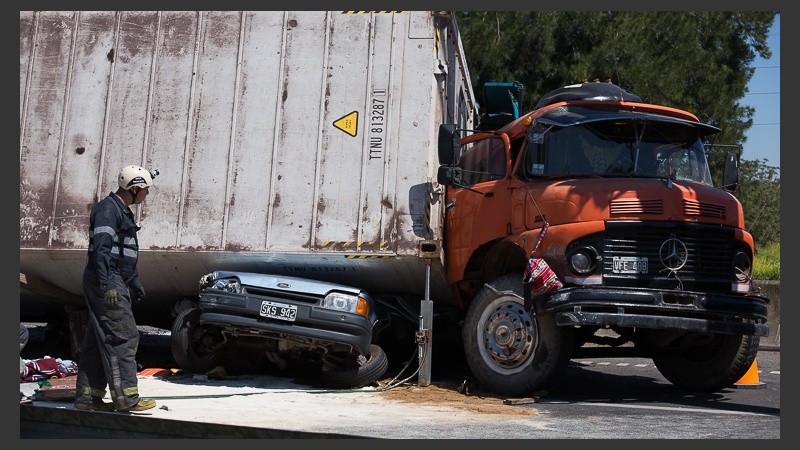 El Ford Escort aplastado por el camión el miércoles 3 de octubre pasado. 