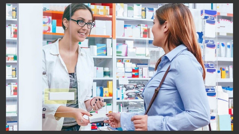 En la farmacia como punto sanitario, el farmacéutico consulta al médico de ser necesario.