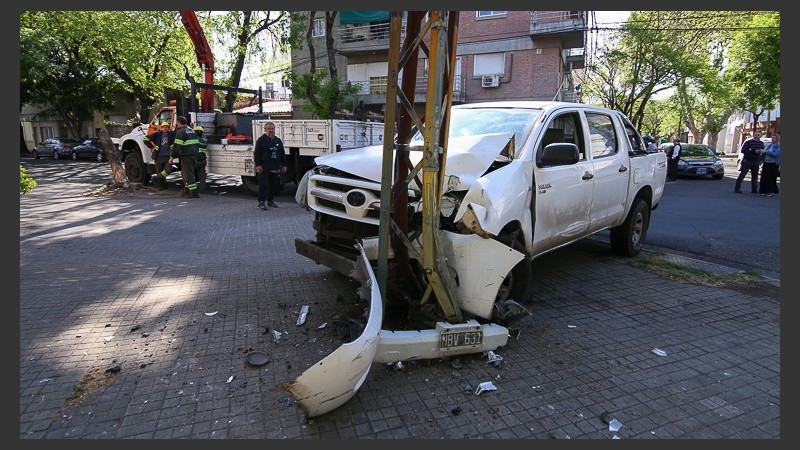 Así terminó la Hilux tras chocar la columna de hierro.