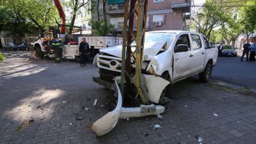 Así terminó la Hilux tras chocar la columna de hierro.