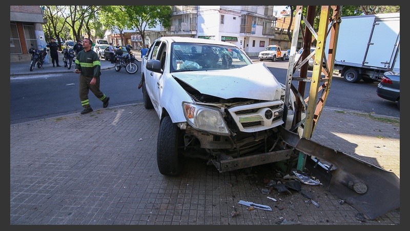 Así terminó la Hilux tras chocar la columna de hierro.