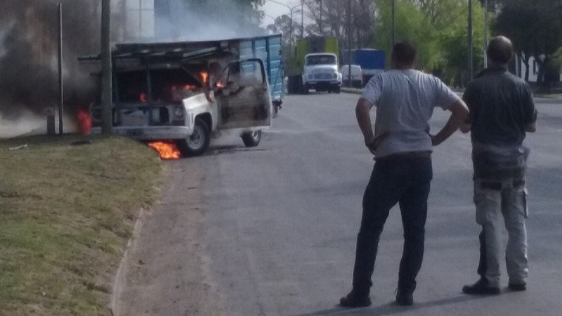 Eduardo, a la derecha, se bajó del auto apenas desatadas las llamas.