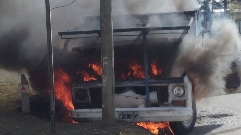 El fuego tomó el vehículo con rápidez.