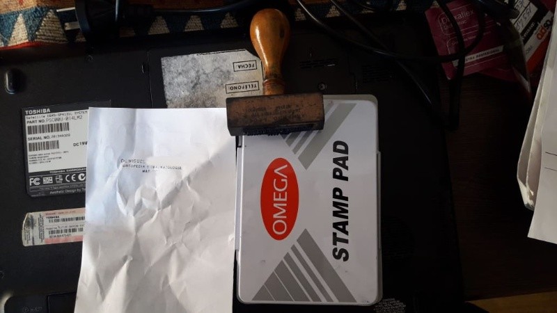 El material secuestrado en una de las clínicas del falso profesional. 