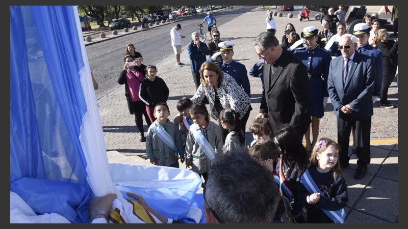 La intendenta y el arzobispo en el acto.