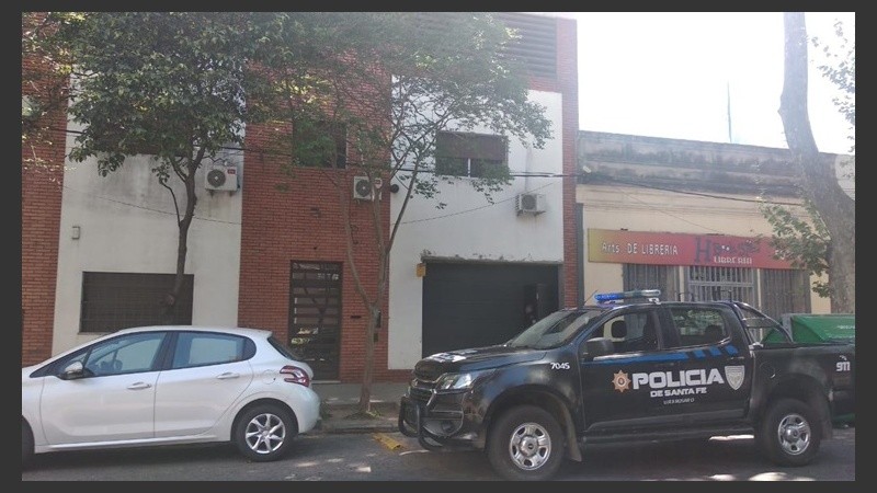 Frente al local trabajaba un móvil policial.