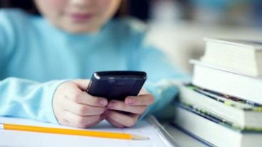 Esta tendencia celebra la introducción de las nuevas tecnologías en el aula como forma de brindar al estudiante independencia del docente.