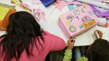 Los niños y niñas dibujando en el taller.