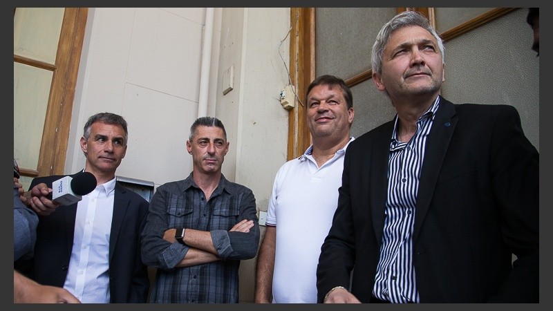 Los directivos leprosos y canallas dieron una conferencia de prensa.