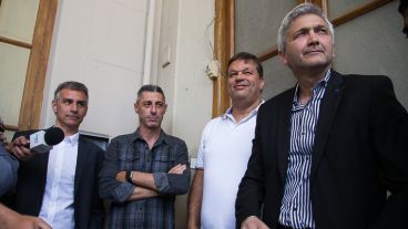 Los directivos leprosos y canallas dieron una conferencia de prensa.