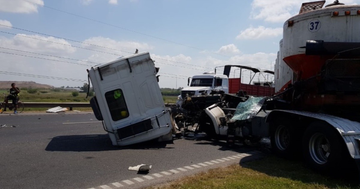 Impresionante choque de dos camiones y dos autos en Circunvalación