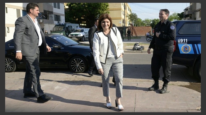 La ministra recorrió barrio Grandoli.