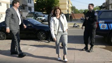 La ministra recorrió barrio Grandoli.