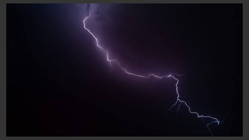 El frente de tormenta avanzaba con fuerte actividad eléctrica.
