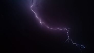 El frente de tormenta avanzaba con fuerte actividad eléctrica.