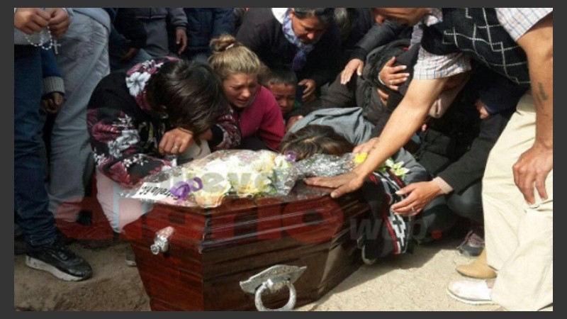 El dolor de la familia de Marito Salto, al despedir sus restos, en 2016. 