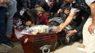 El dolor de la familia de Marito Salto, al despedir sus restos, en 2016.