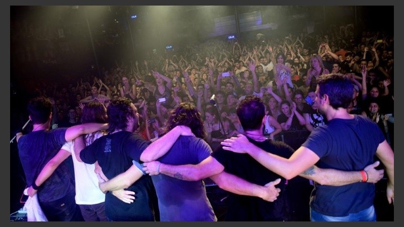 Los integrantes de Cielo Razzo tras un show.