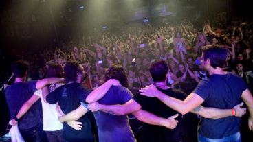 Los integrantes de Cielo Razzo tras un show.