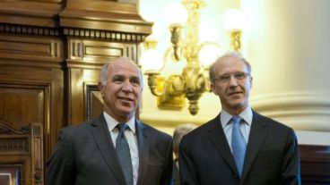 Enfrentados por el control de la comunicación.