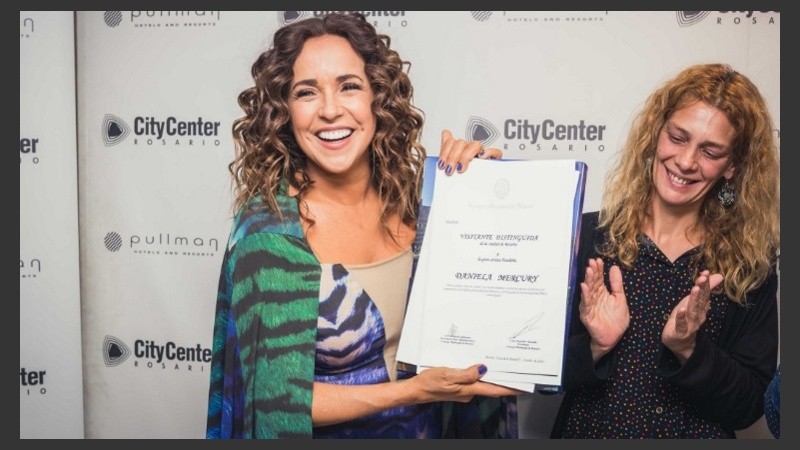Las Concejalas Celeste Lepratti y María Fernanda Gigliani fueron las encargadas de entregarle una copia del decreto a Mercury.